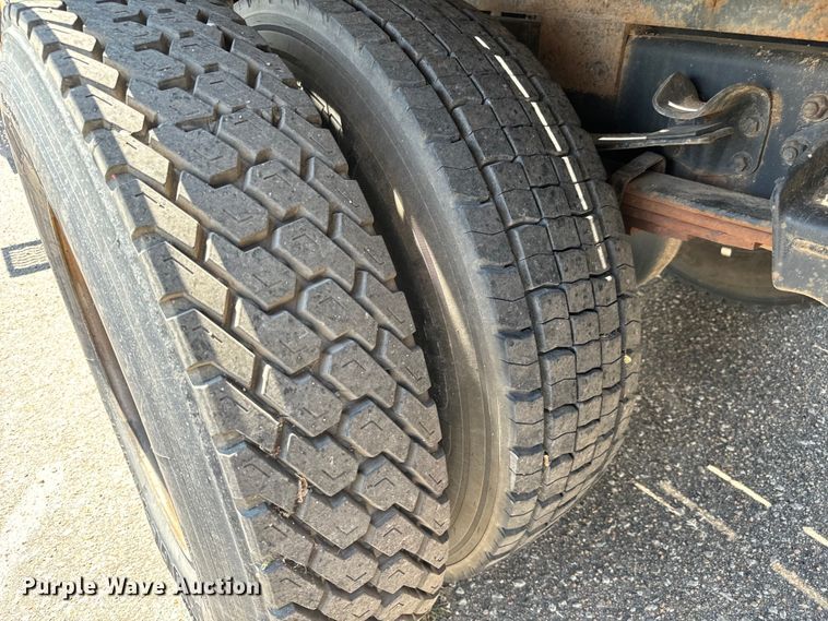 image for item NV9172 2001 Freightliner FL70 crane truck