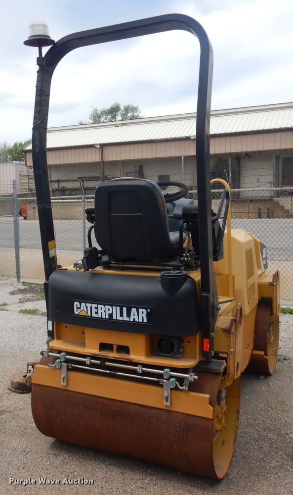 image for item NV9178 2009 Caterpillar CB24 double drum roller