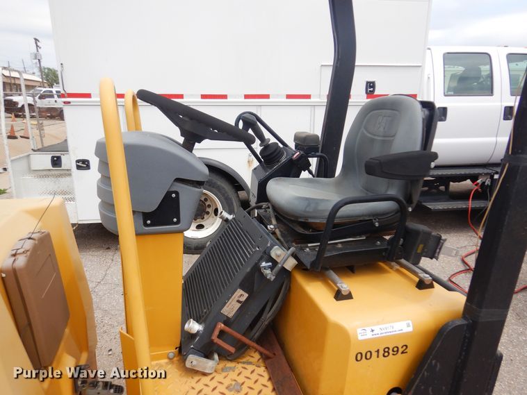 image for item NV9178 2009 Caterpillar CB24 double drum roller