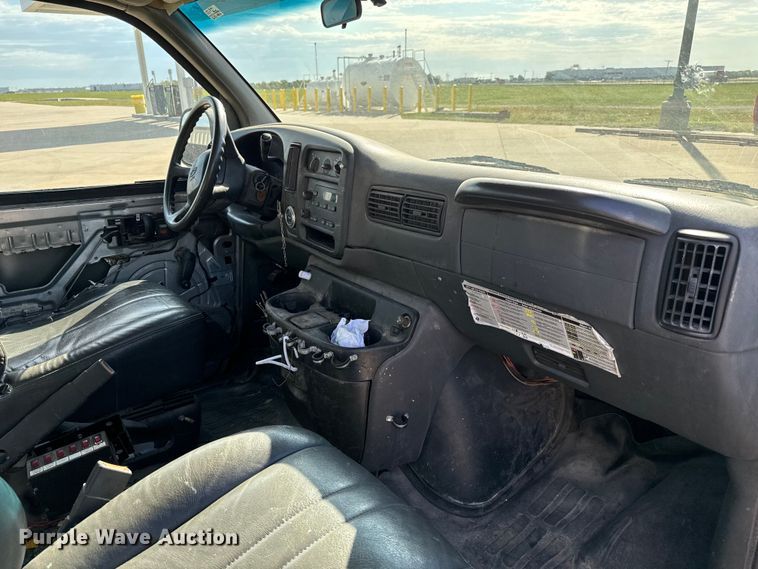 image for item NV9189 2002 Chevrolet  Express 2500 van