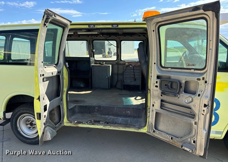 image for item NV9189 2002 Chevrolet  Express 2500 van
