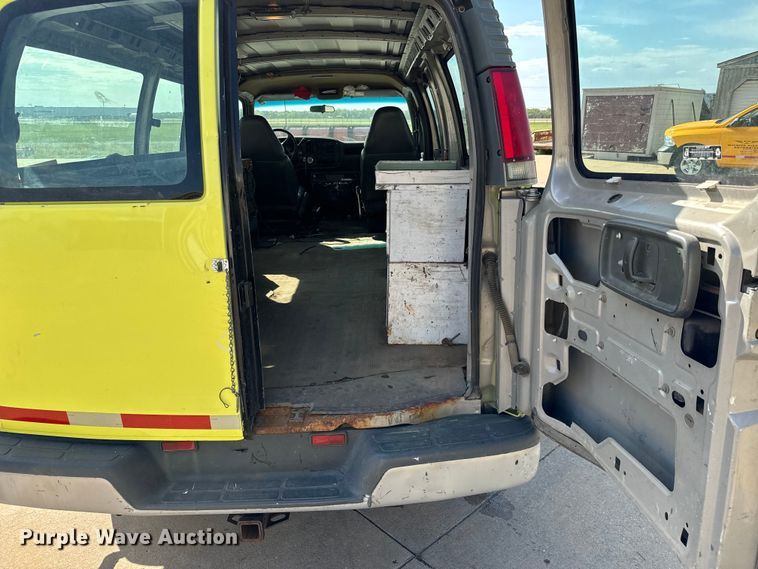 image for item NV9189 2002 Chevrolet  Express 2500 van