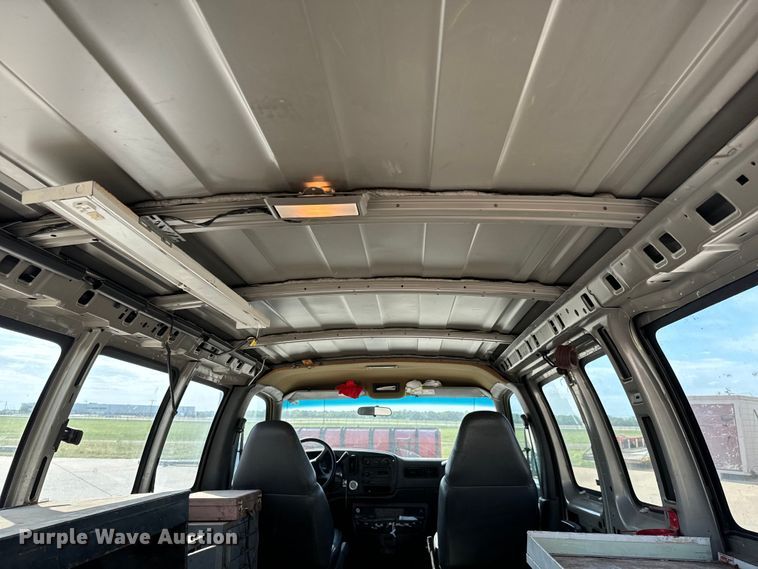 image for item NV9189 2002 Chevrolet  Express 2500 van