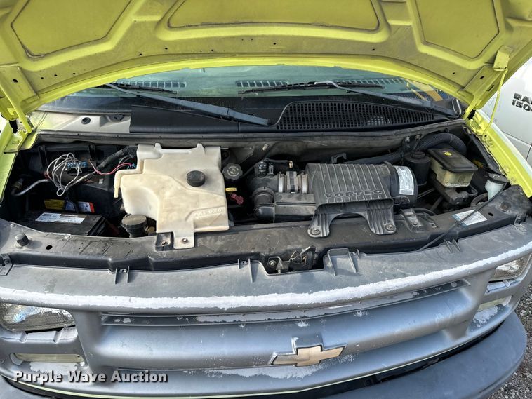 image for item NV9189 2002 Chevrolet  Express 2500 van