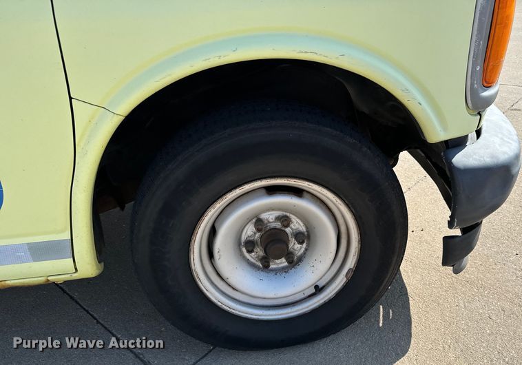 image for item NV9189 2002 Chevrolet  Express 2500 van