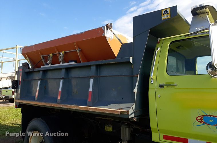image for item NV9192 1987 Ford F700 dump truck