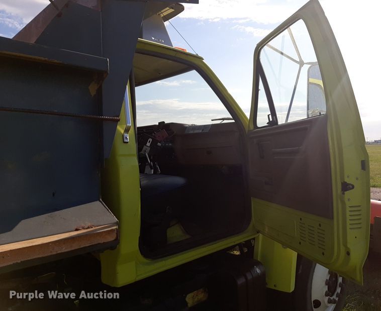 image for item NV9192 1987 Ford F700 dump truck
