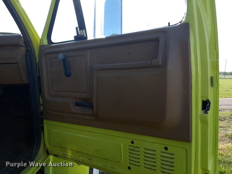 image for item NV9192 1987 Ford F700 dump truck