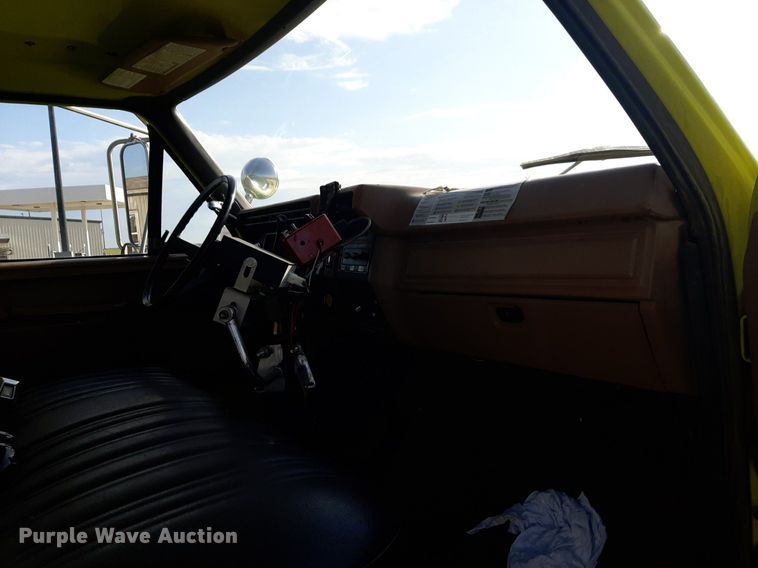 image for item NV9192 1987 Ford F700 dump truck