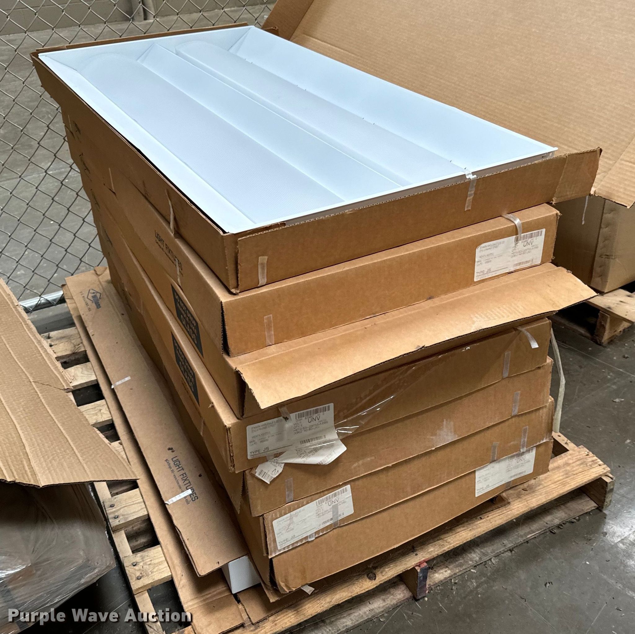 Light fixtures in Wichita, KS Item NH9226 for sale Purple Wave