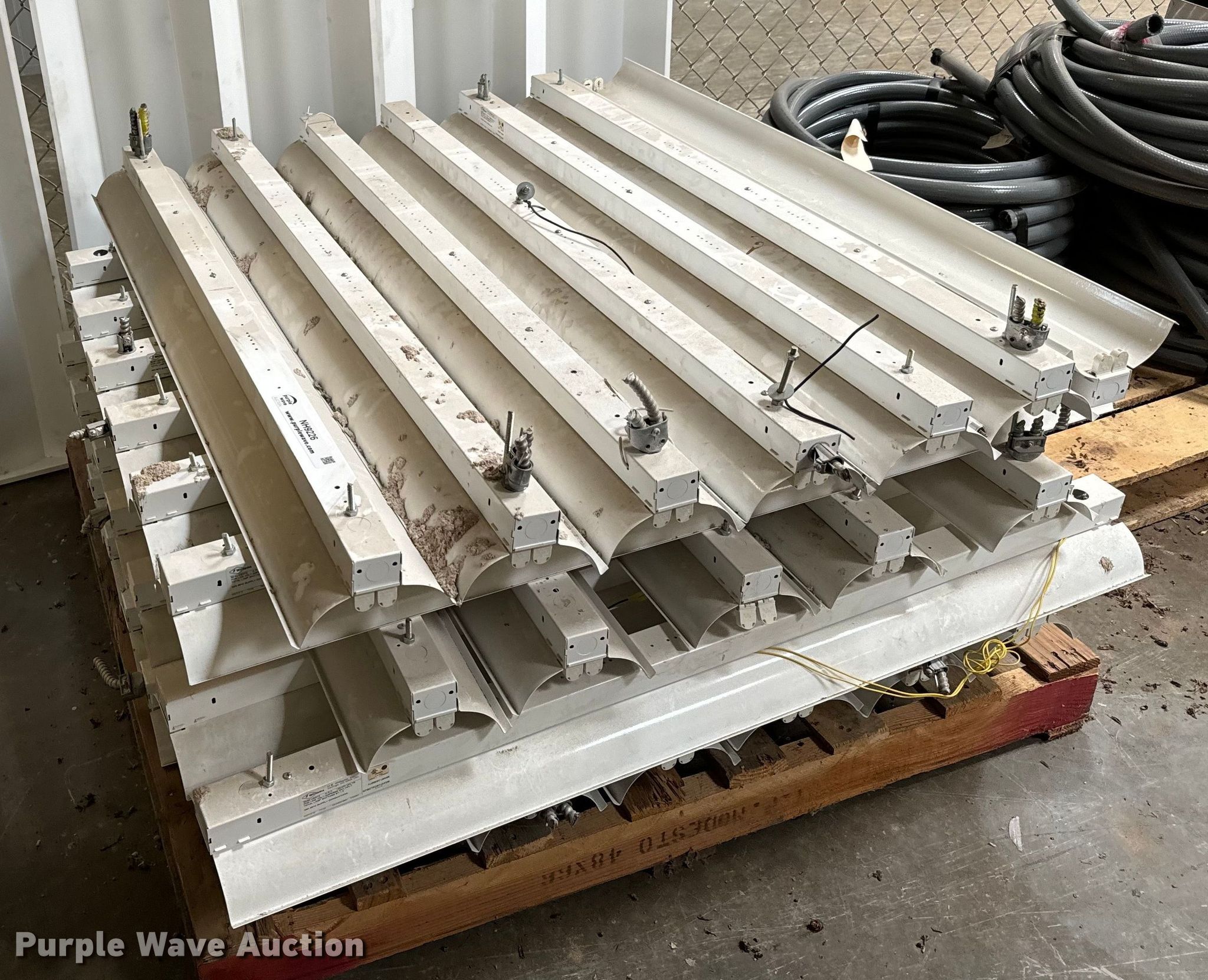 Light fixtures in Wichita, KS Item NH9226 for sale Purple Wave