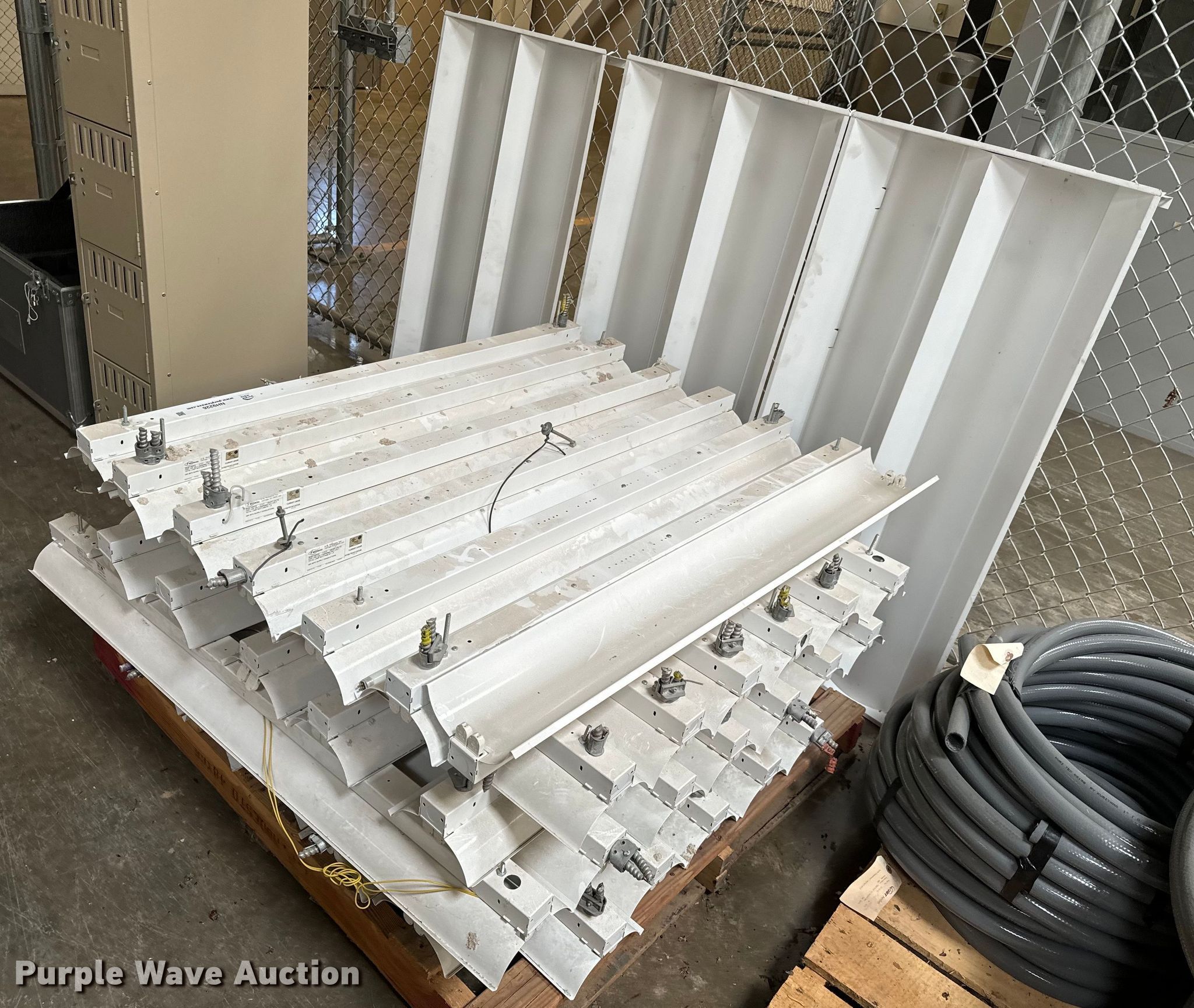 Light fixtures in Wichita, KS Item NH9226 for sale Purple Wave