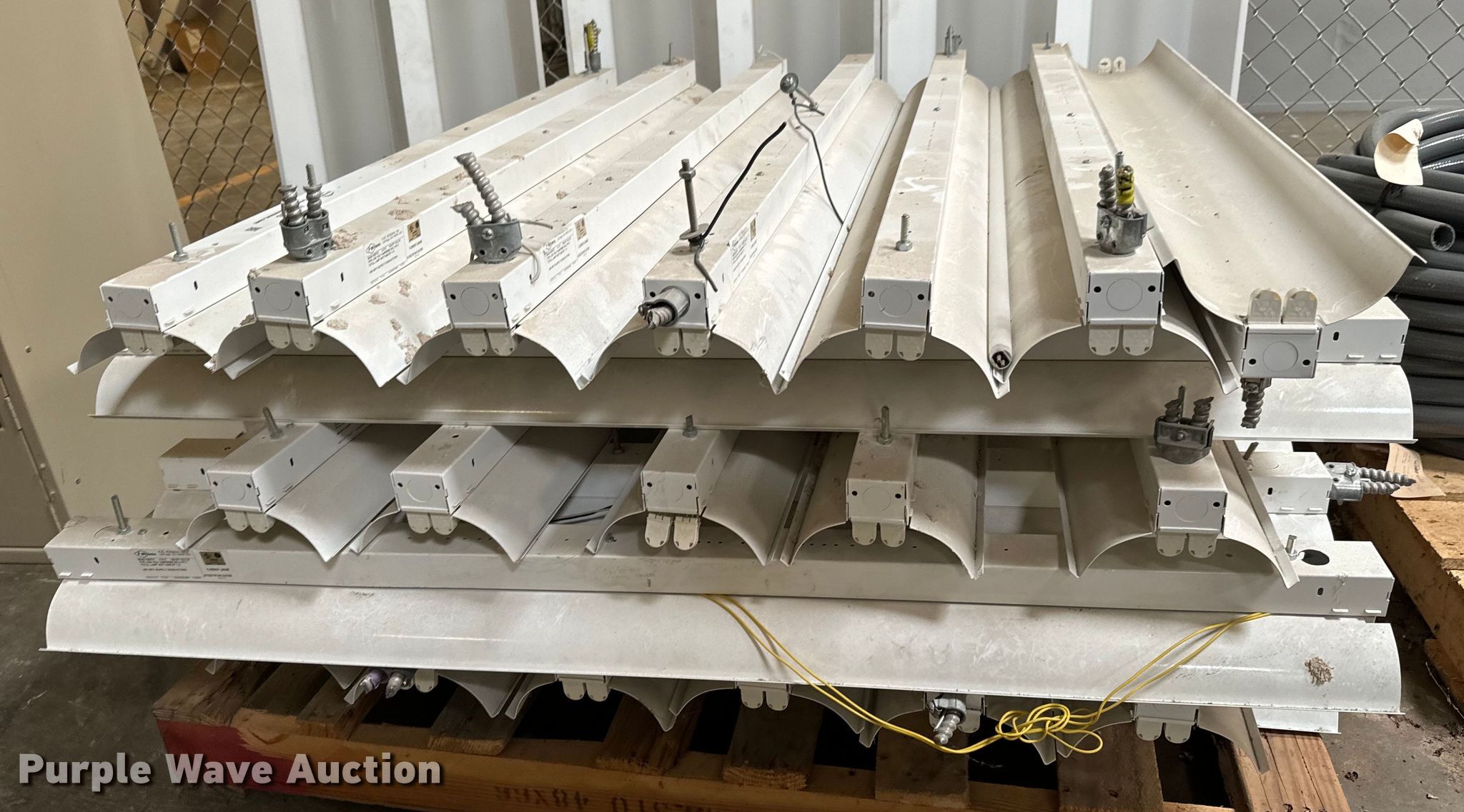 Light fixtures in Wichita, KS Item NH9226 for sale Purple Wave