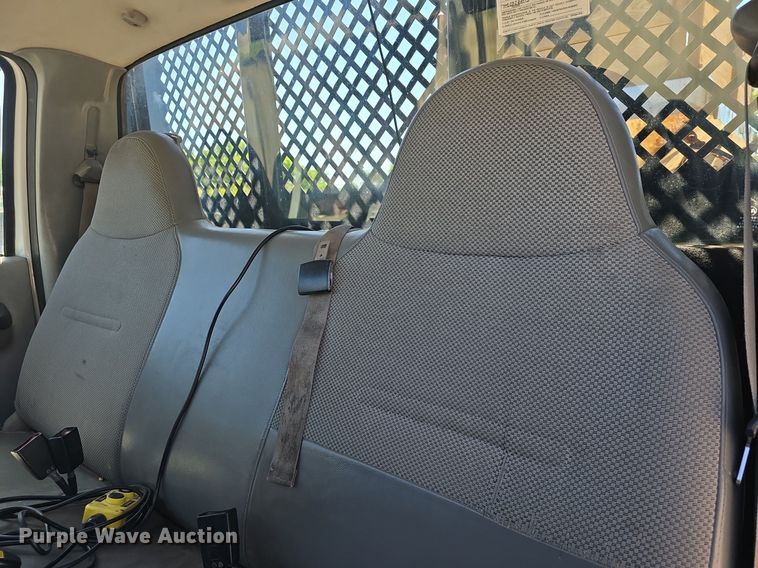 image for item DM1666 2007 Ford F450 Super Duty XL flatbed truck