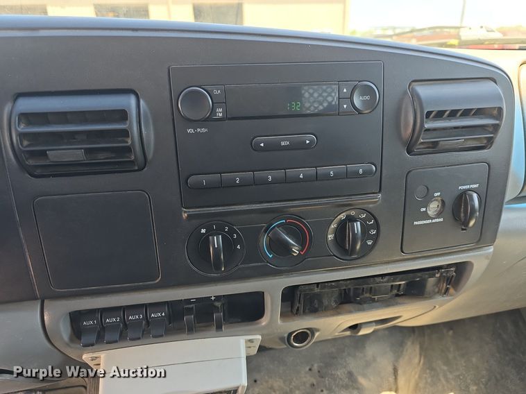 image for item DM1666 2007 Ford F450 Super Duty XL flatbed truck