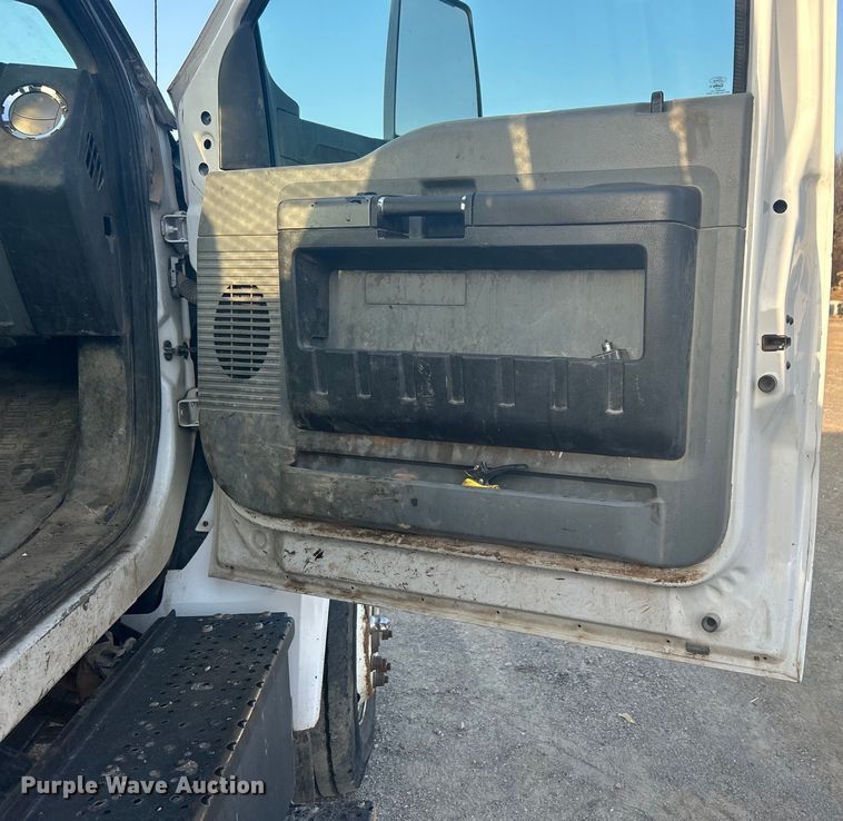 image for item DO1006 2017 Ford F650 flatbed truck