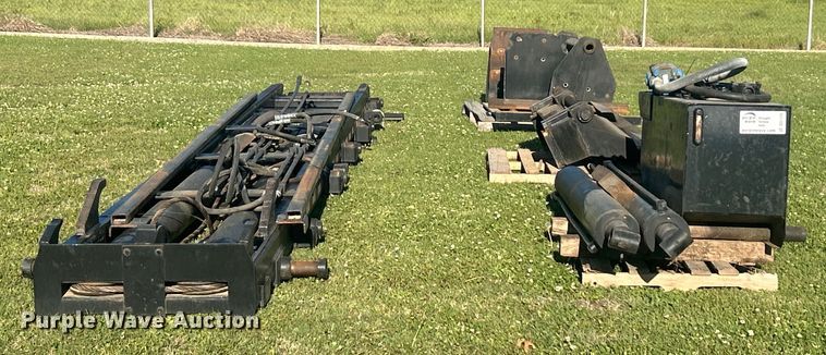 image for item DO1125 2006 Galbreath  U75-OR-174 roll-off bed