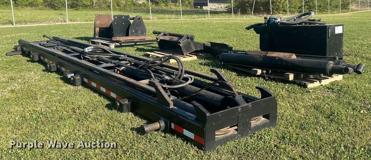 image for item DO1125 2006 Galbreath  U75-OR-174 roll-off bed