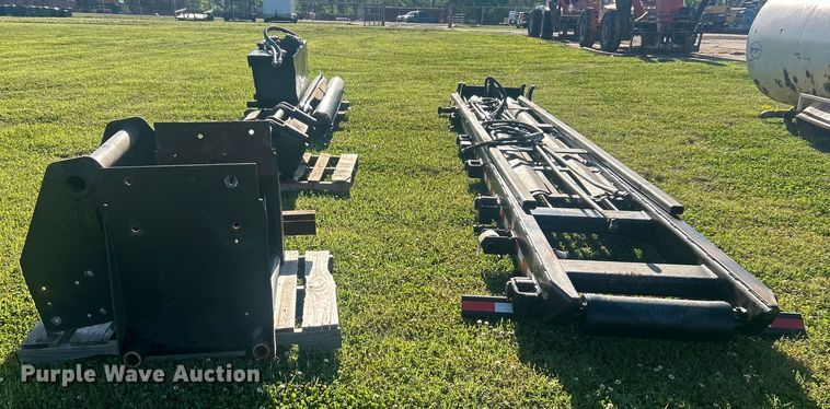 image for item DO1125 2006 Galbreath  U75-OR-174 roll-off bed