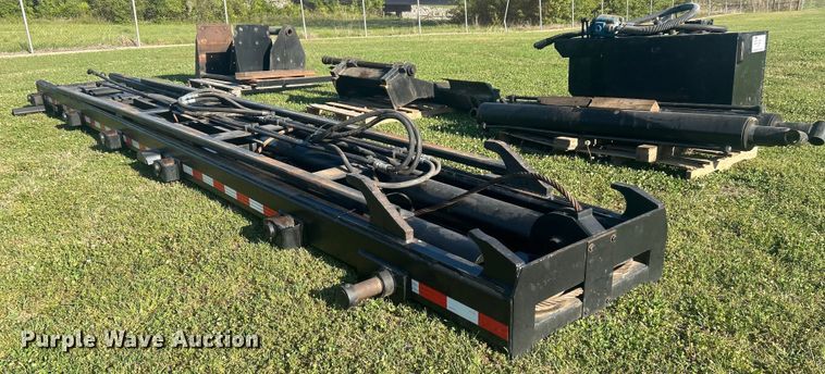 image for item DO1125 2006 Galbreath  U75-OR-174 roll-off bed