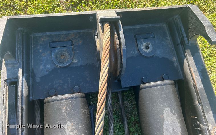 image for item DO1125 2006 Galbreath  U75-OR-174 roll-off bed