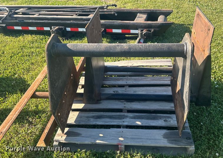 image for item DO1125 2006 Galbreath  U75-OR-174 roll-off bed