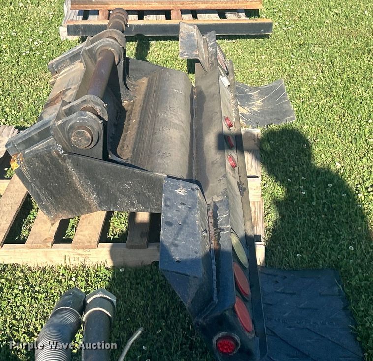 image for item DO1125 2006 Galbreath  U75-OR-174 roll-off bed