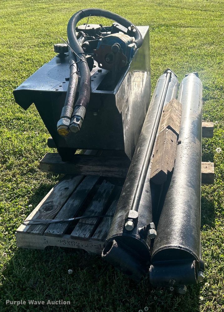 image for item DO1125 2006 Galbreath  U75-OR-174 roll-off bed