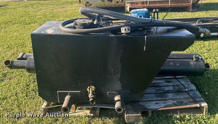 image for item DO1125 2006 Galbreath  U75-OR-174 roll-off bed