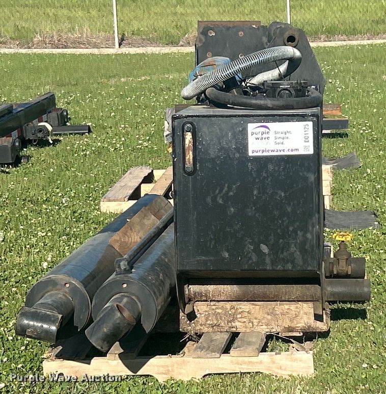 image for item DO1125 2006 Galbreath  U75-OR-174 roll-off bed