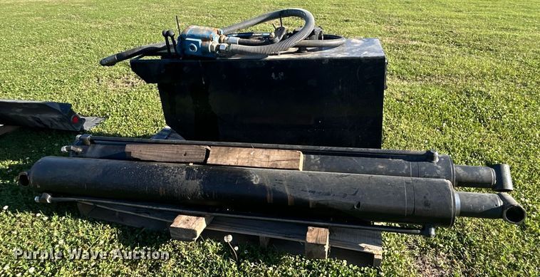 image for item DO1125 2006 Galbreath  U75-OR-174 roll-off bed