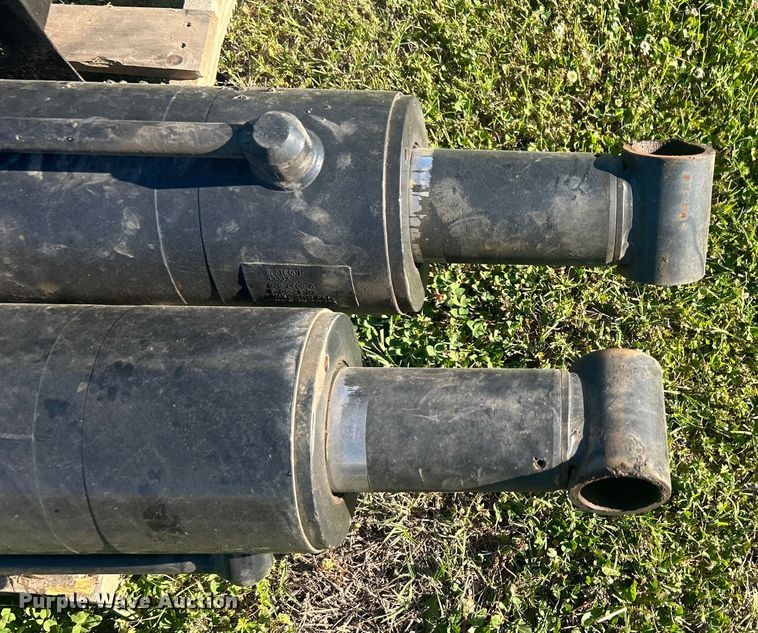 image for item DO1125 2006 Galbreath  U75-OR-174 roll-off bed