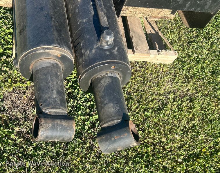 image for item DO1125 2006 Galbreath  U75-OR-174 roll-off bed