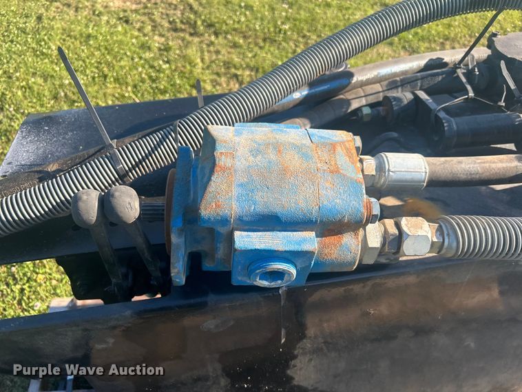 image for item DO1125 2006 Galbreath  U75-OR-174 roll-off bed