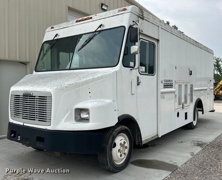 image for item DO1158 1999 Freightliner  MT45 delivery truck