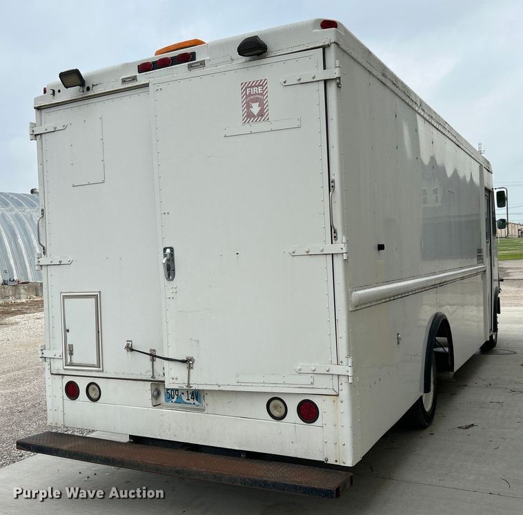 image for item DO1158 1999 Freightliner  MT45 delivery truck