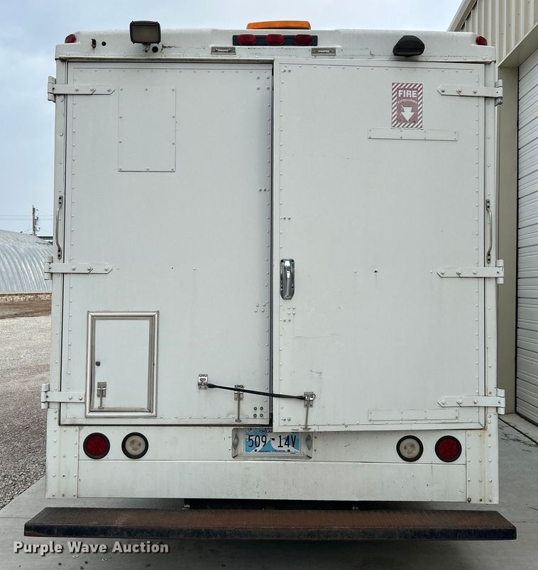 image for item DO1158 1999 Freightliner  MT45 delivery truck