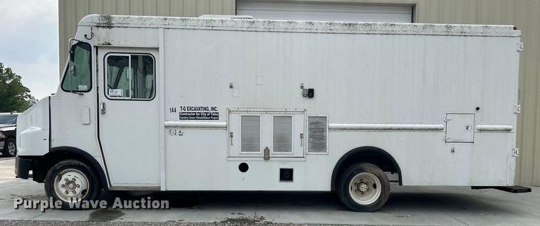 image for item DO1158 1999 Freightliner  MT45 delivery truck