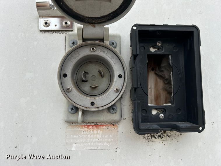 image for item DO1158 1999 Freightliner  MT45 delivery truck