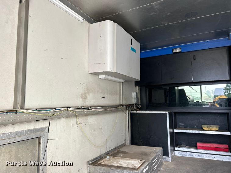 image for item DO1158 1999 Freightliner  MT45 delivery truck