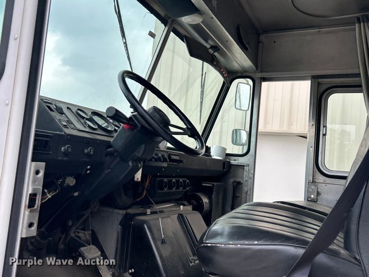 image for item DO1158 1999 Freightliner  MT45 delivery truck