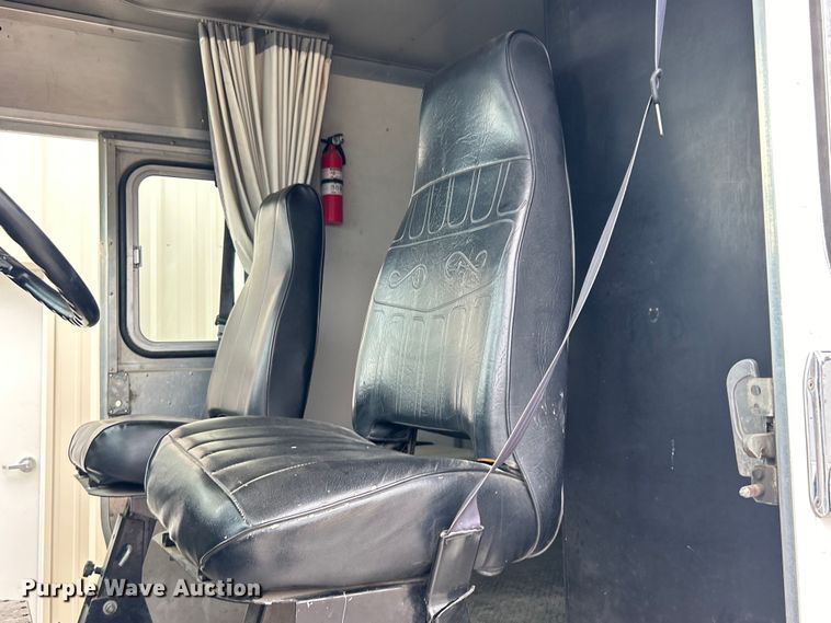 image for item DO1158 1999 Freightliner  MT45 delivery truck