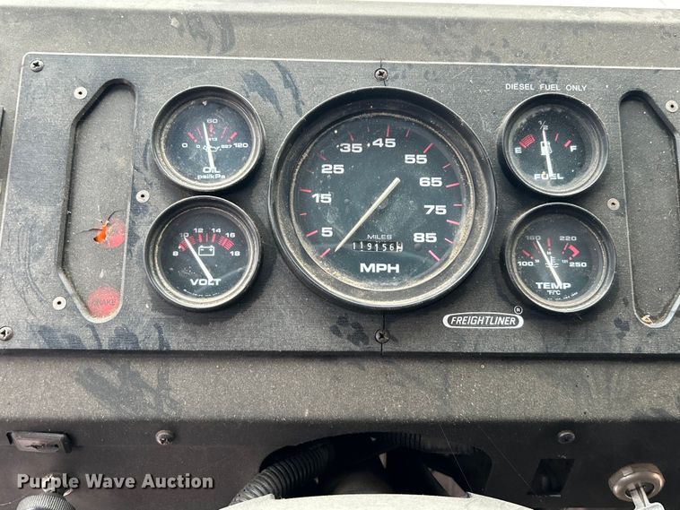 image for item DO1158 1999 Freightliner  MT45 delivery truck