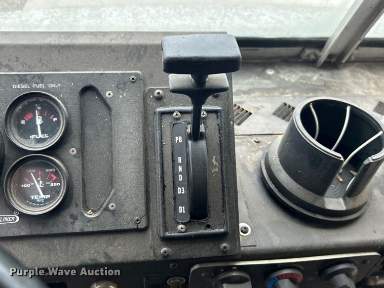 image for item DO1158 1999 Freightliner  MT45 delivery truck