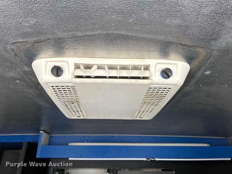 image for item DO1158 1999 Freightliner  MT45 delivery truck