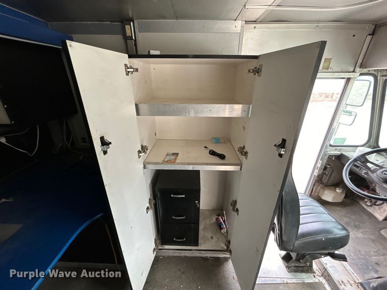 image for item DO1158 1999 Freightliner  MT45 delivery truck