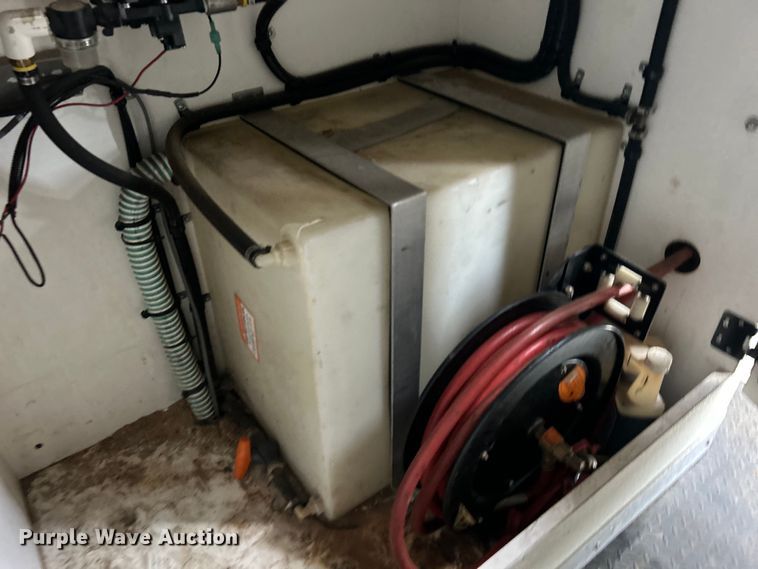 image for item DO1158 1999 Freightliner  MT45 delivery truck