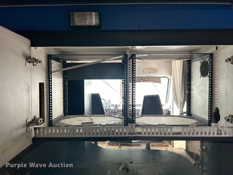 image for item DO1158 1999 Freightliner  MT45 delivery truck