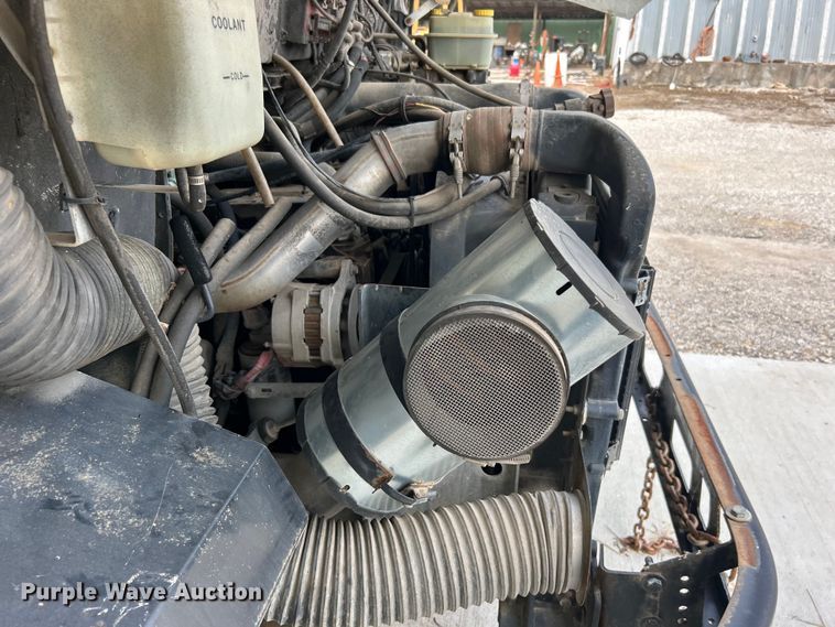 image for item DO1158 1999 Freightliner  MT45 delivery truck