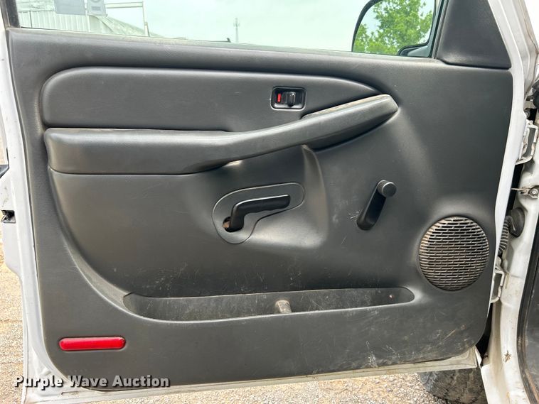 image for item DO6468 2005 GMC Sierra 2500HD Ext. Cab pickup truck